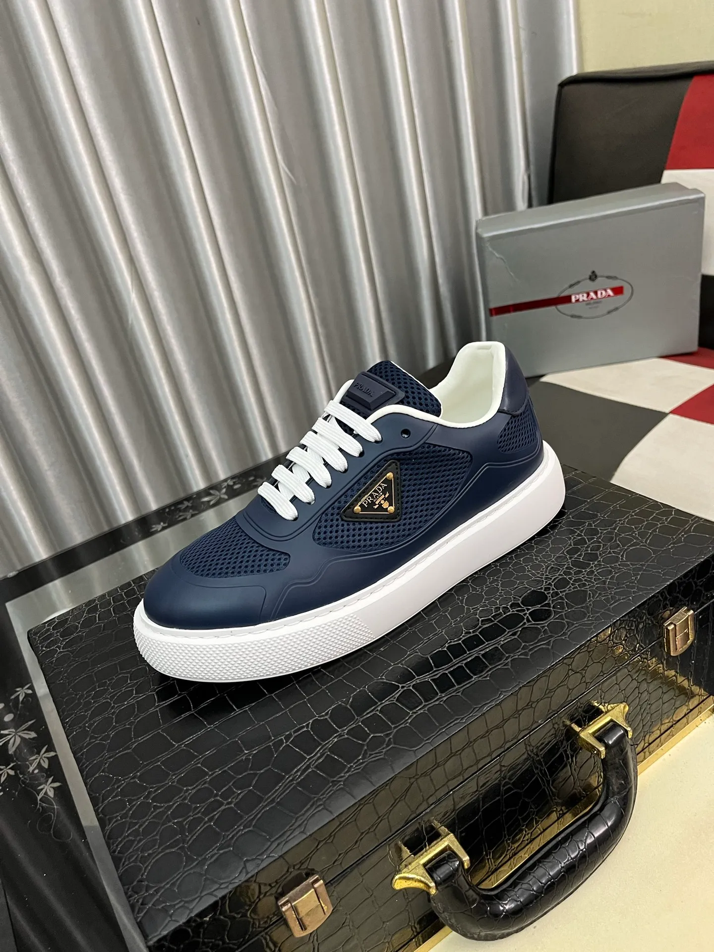 Men's shoes 💰580⌚️⌚️【PRADA】Prada - high-end quality original order 🔍🔍🔍 casual sports shoes - upper: imported 🔝 Napa calfskin, pebbled calfskin, branded glue hollow mesh canvas, shoe body sewn with branded metal fasteners - lining: water-dyed cowhide - outsole: ultra-light TPU foam rubber; two-color molded outsole -Ultra-high quality control, fine workmanship, highlighting (high-end, nobility, class) -Size: 38-445️⃣colors available